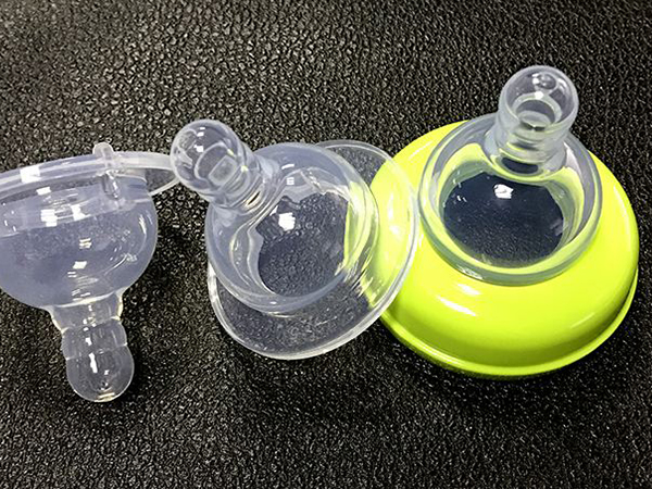 奶嘴和鸭嘴对牙齿都没好处，哪个危害大一目了然