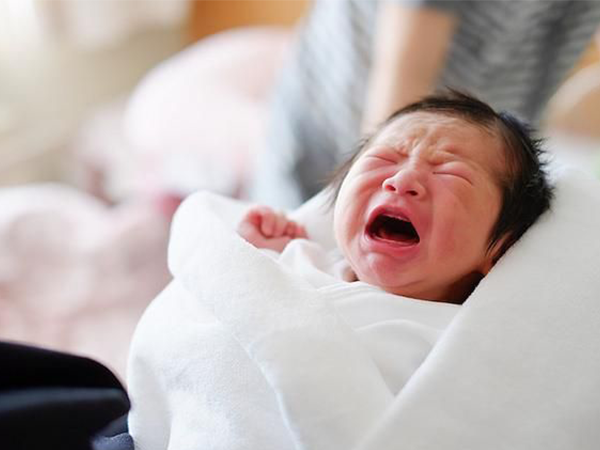 宝宝晚上规律性地同一时间哭闹非偶然，消化不良要重视