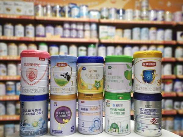 转奶到底是掺着还是隔顿好？这才是正确转奶的比例和步骤