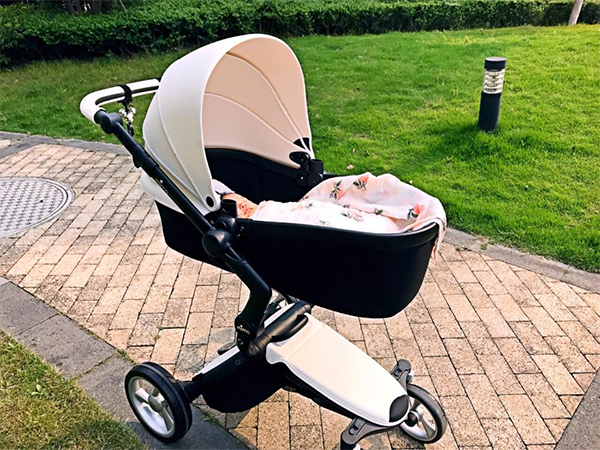 老式宝宝推车折叠手法详解，找准折叠按钮是首要