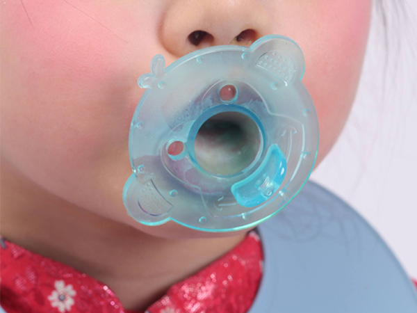 长期给宝宝吃安抚奶嘴不可取，危害可不止厌奶一种