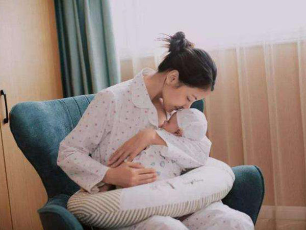 不同品牌奶粉转奶的正确方法，按步骤循序渐进转换不费力