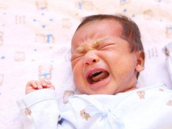 宝宝哪会无故每晚十一二点哭闹，新手妈妈当心是肠绞痛