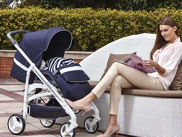 教你快速折叠宝宝好婴儿车，调靠背、开挂钩一气呵成