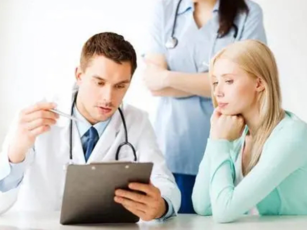 大排畸让孩子翻身的小窍门：想尽快转身得学会刺激他