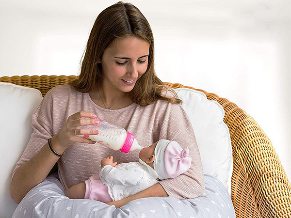 婴儿喂奶喂太勤不是好事，营养过剩的危害真要提防