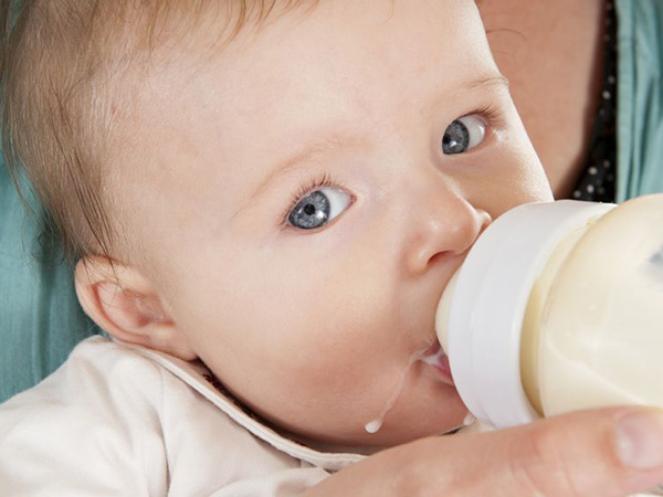 0-12月奶粉喂养奶量参照表，把握各阶段规律可别过量