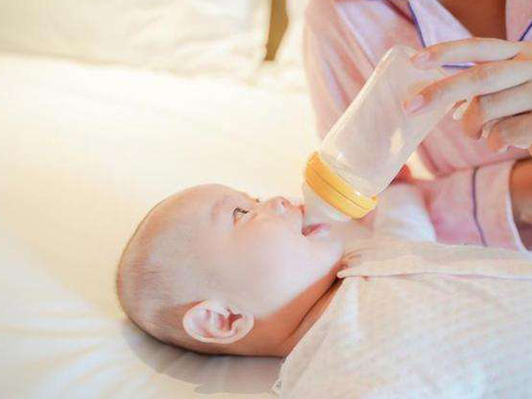 四招辨别冷藏母乳是否变质，有絮状物就别给宝宝吃了