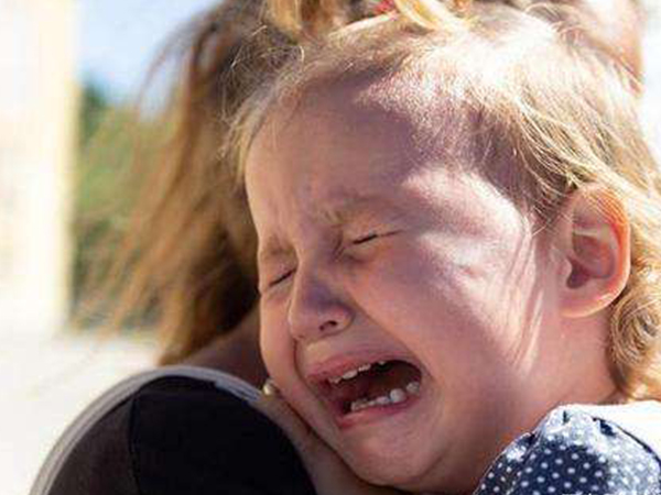 婴儿到点就哭有四大原因，肠胃不消化半夜也得准时哭