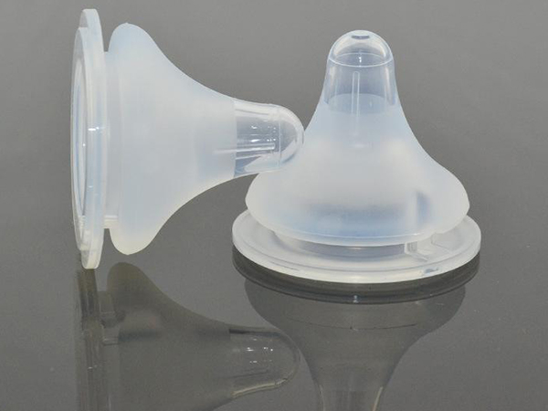 奶嘴裂开了就别再用了，破损后的危害可不止卡喉