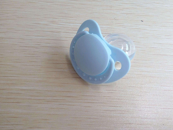 一整夜不停吸安抚奶嘴得纠正，危害不止地包天一种