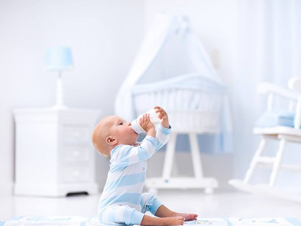 奶粉喂养厌奶期三个绝招解决，换奶粉并非最优解