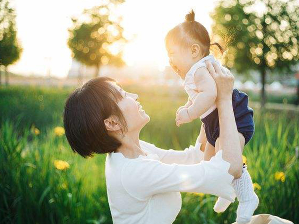 三招解决厌奶期反复，硬喂宝宝吃奶真的行不通