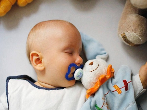 安抚奶嘴的最佳使用时间有讲究，过早使用可能有风险