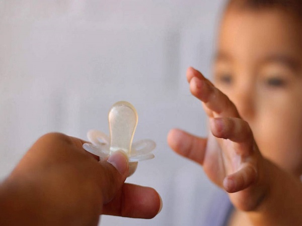 安抚奶嘴的使用方法图解：使用前的清洗可别大意