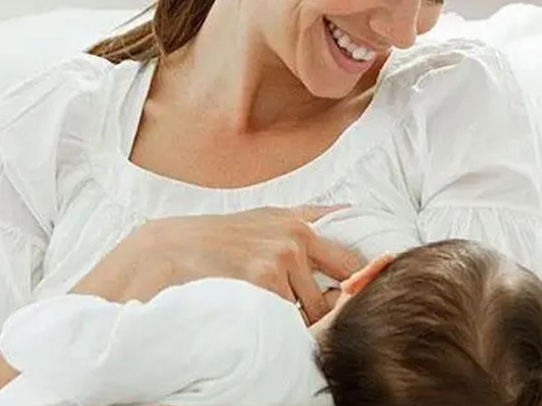 刚挤出来的母乳保存需讲究方法，不同温度储存时间有差异