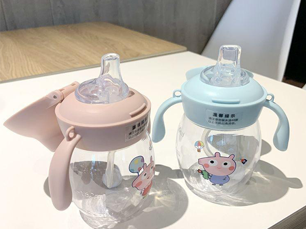 鸭嘴杯和吸管杯有三大区别，适用人群不同可千万别选错！