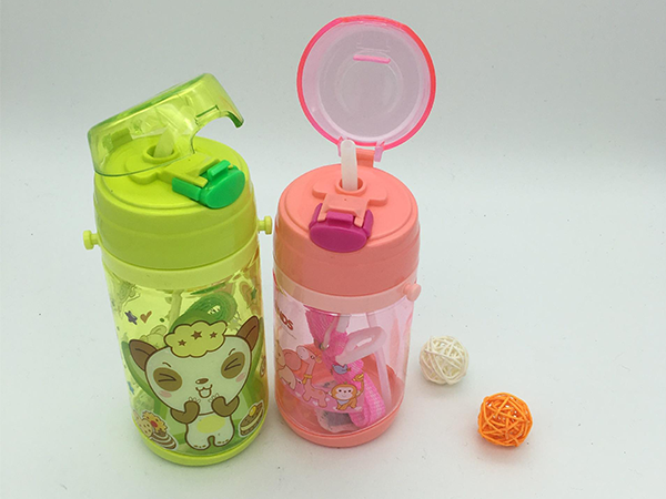 长期用吸管杯影响真不小，导致面颌发育畸形只是危害之一