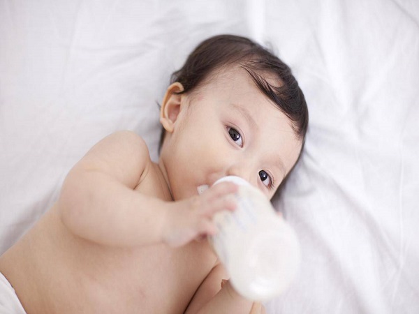 奶粉喂养宝宝吃不饱有九大表现，身高体重不达标是典型症状