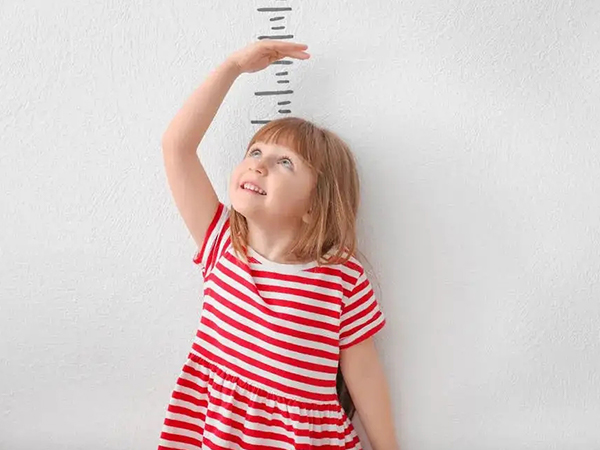 2022最新儿童身高标准对照表出炉，男孩女孩及格线大不同