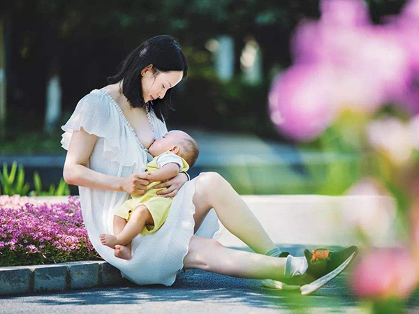 婴儿过度喂养用这3个方法能快速纠正，按需哺乳是关键
