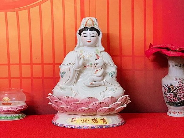 在寺庙上香许愿求子有讲究，除了心诚多说吉利话也很关键