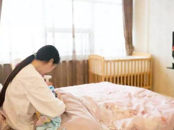 产妇不满月串门破解有方法，身上系个红绳可帮助化解霉运