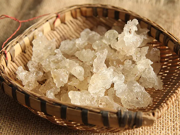 盘点不适合吃雪燕的3种女人，感冒发烧的女性千万不要碰