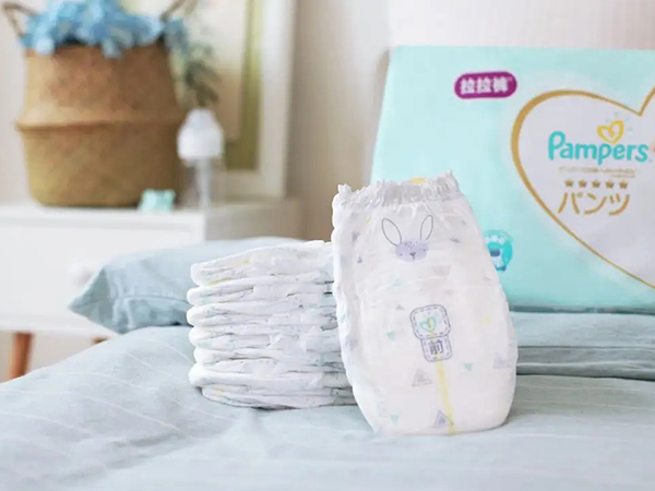 两个月小宝宝不建议穿拉拉裤原因：过早穿不止是影响腿型