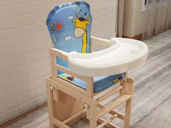 4个多月宝宝躺餐椅吃饭影响大：过早使用当心脊柱发育差