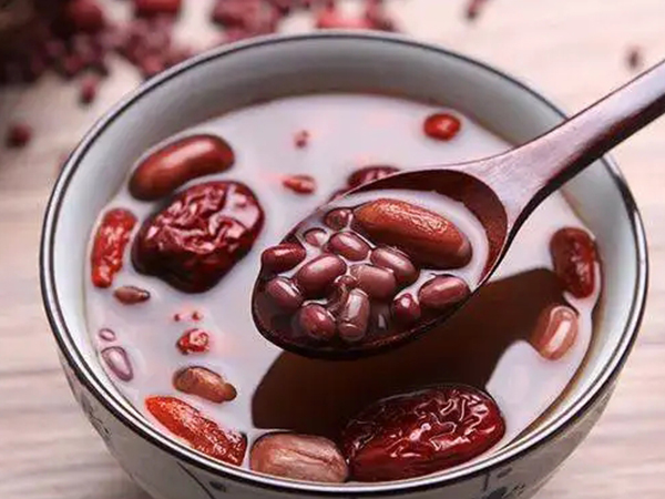 月子期间喝五红汤的功效及禁忌一览，什么人不能喝要知道