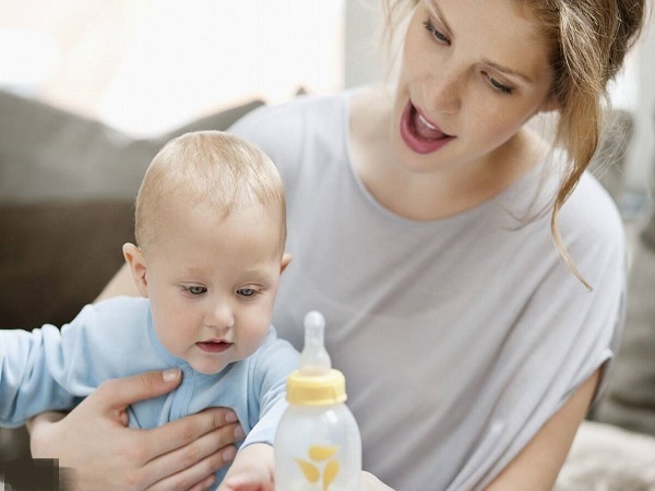 新生婴儿打嗝最快的止嗝方法分享，除了拍背还有这些妙招