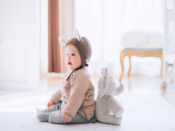 图文讲解六个月婴儿坐姿训练，这两个动作帮助宝宝学会独坐