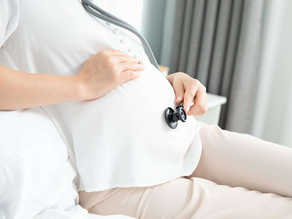 怀孕和赘肉平躺的区别图片，从肚子大的位置就能轻松判断