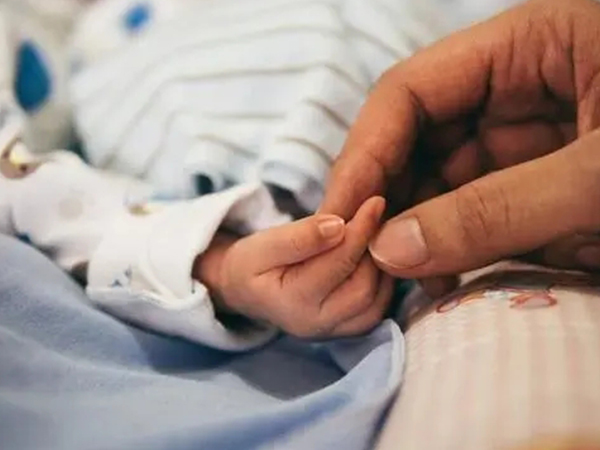 三个月宝宝脑瘫自测的方法分享，从哭闹特征可准确判断