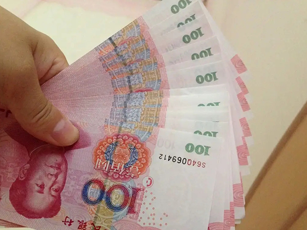 2022生育津贴发放标准规定：统一按照月缴费基数计发