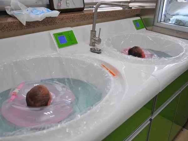 解读医生不建议婴儿游泳的三大原因，总体来看是弊大于利