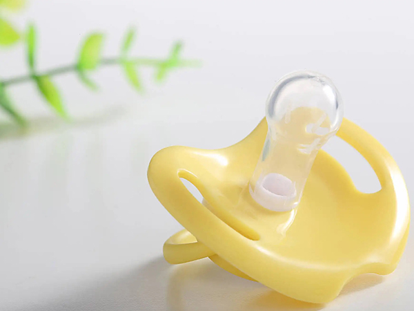 婴儿含奶嘴正确含法图片分享，不需要全部放入嘴巴要注意