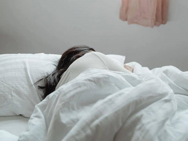 取卵后正确睡觉姿势分享，除平躺外这些也能避免卵巢扭转