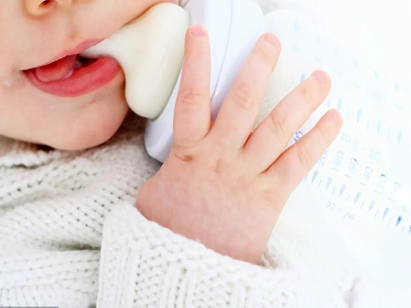 1一6月新生儿奶量标准表：每顿喂多少按公式计算就知道