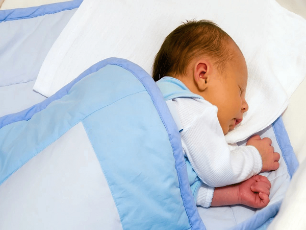 超过正常值即为病理性，这份新生儿10天黄疸值对照表收好