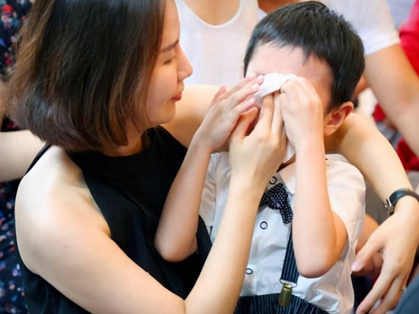 开导被排挤的孩子有方法，五个妙招帮助孩子摆脱不合群