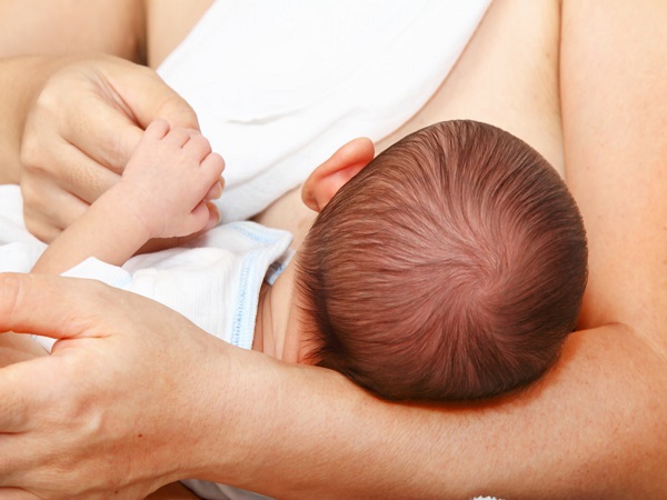 母乳晚上喂奶瓶可不可以看这里，对比亲喂坏处多要慎重