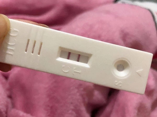 教你看懂怀双胞胎的验孕棒图，第二条杠深提示双胎不可信