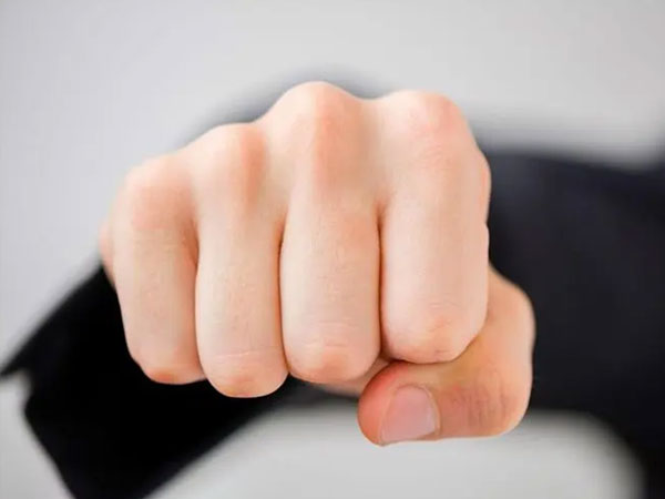 大夫说孕妇头胎右手握拳能看出生男孩女孩，有详细图解吗？