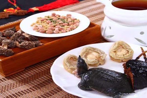 十全大补汤和八珍汤在补气血方面哪个好？