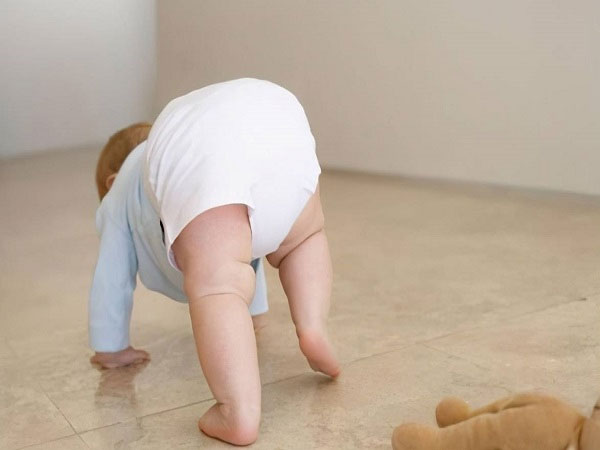 一岁宝宝爬楼梯的利弊，过早对生长发育造成影响