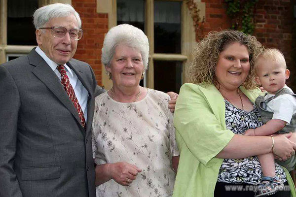 第一例试管婴儿路易斯布朗现在还活着吗？