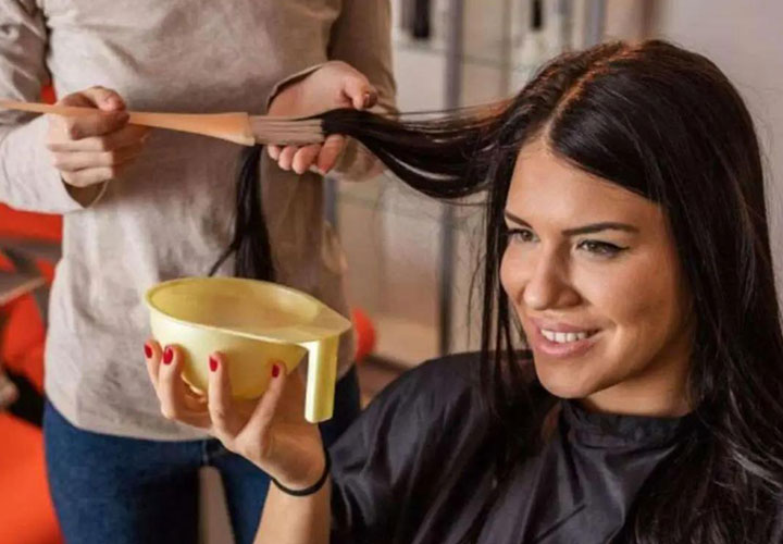 黑色染发剂弄到脖子皮肤上很久了怎么才能洗掉？