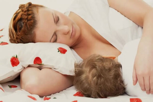 哺乳期宝宝边吃边睡是母乳不足吗？